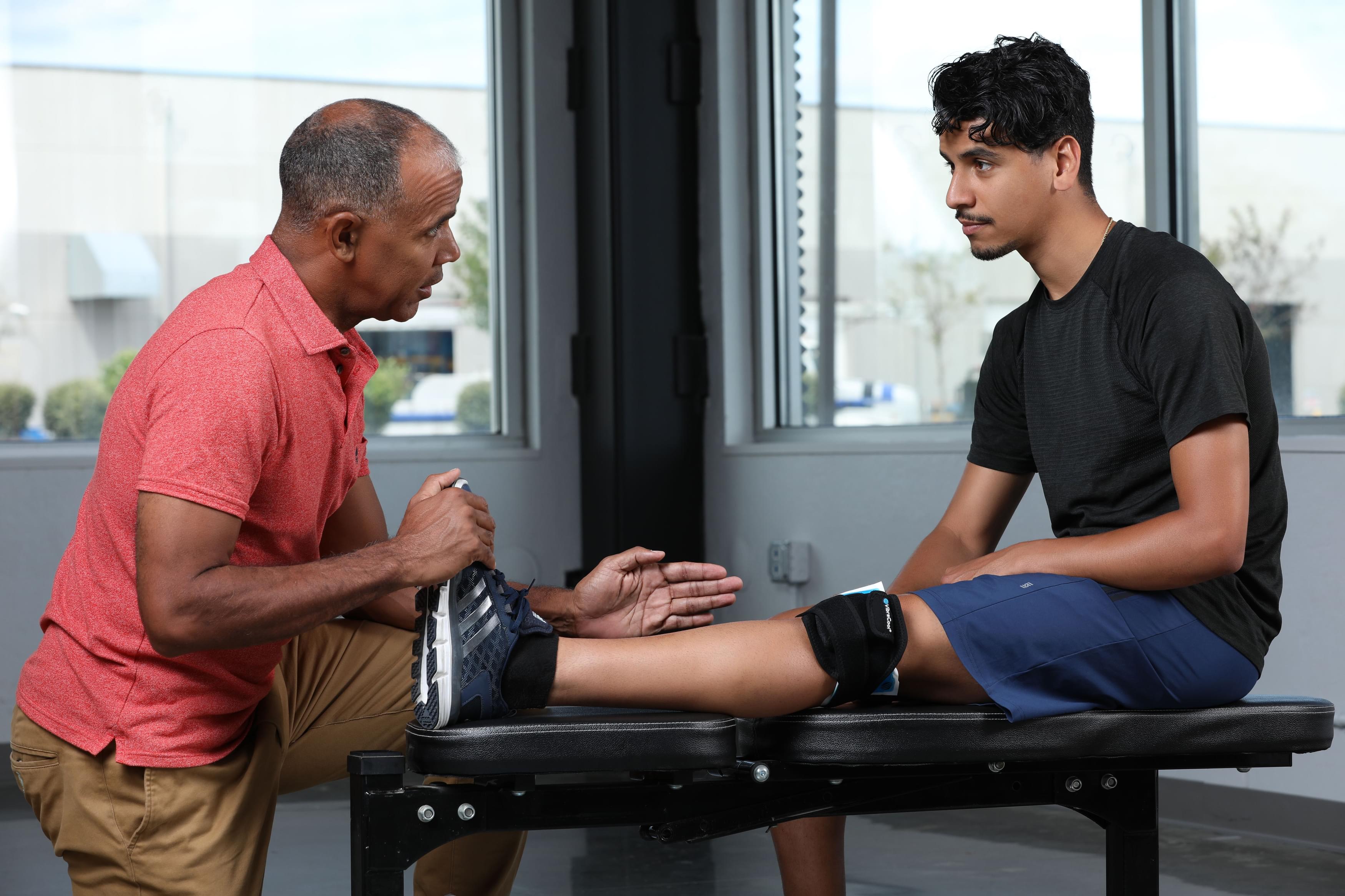 Physical Therapist uses VibraCool Pro on a patient with a recent knee injury